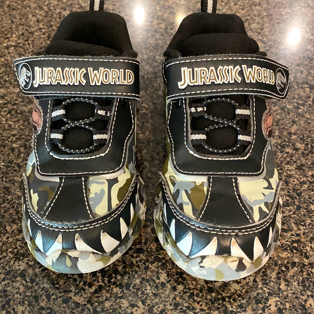 [Jurassic World] Light-Up 💡 Shoes - 9.5
